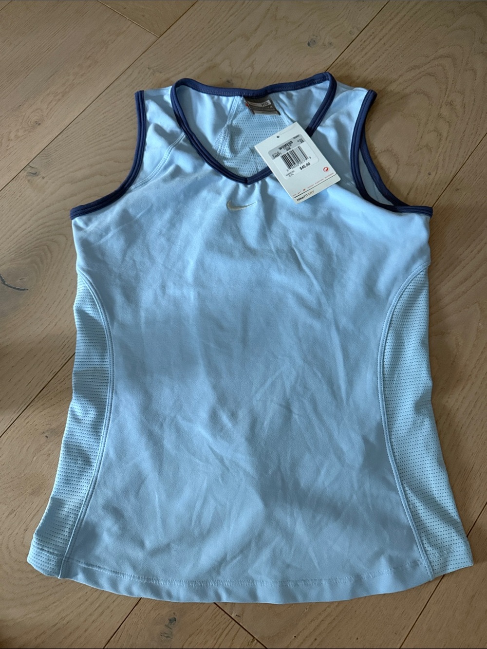 New Nike top xs
